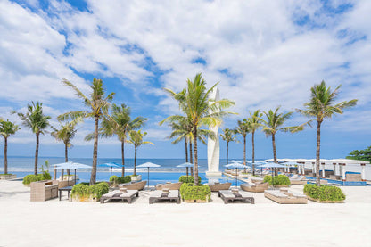 Vue Beach Club in Canggu with infinity pool, day beds & palm trees